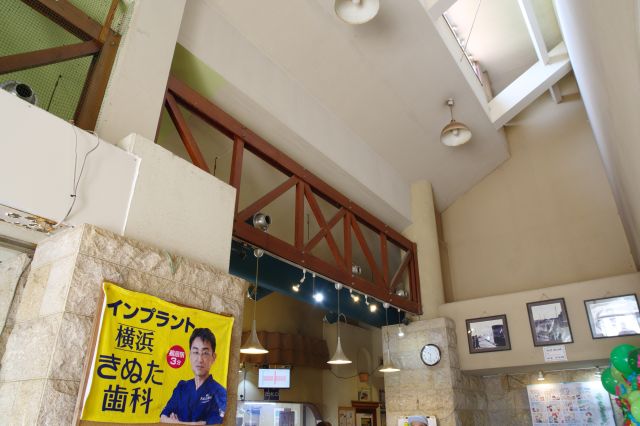 銚子電鉄としては大きい駅です。ぬれ煎餅やまずい棒等の銚電グッズが売られていて賑わいます。