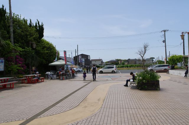 駅舎前は広めの広場で売店もあり、奥には駐車場があります。