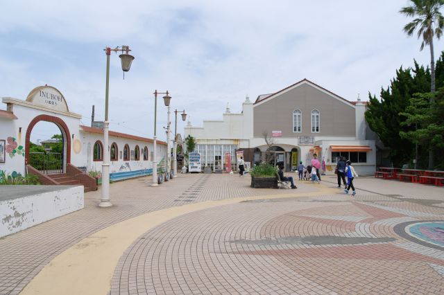 駅前のほぼ全景、観光地らしい洋風の美しい造形です。