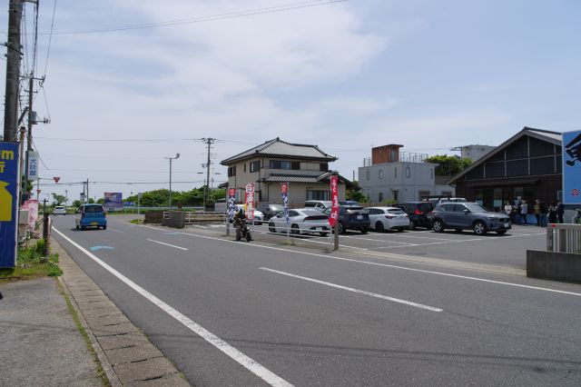 左は犬吠埼方面。近隣店舗にも人が集まっています。