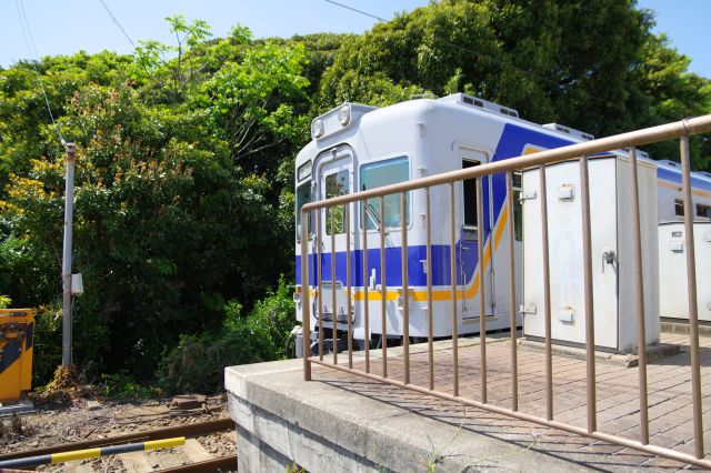 ゆっくり駅に進入する列車。