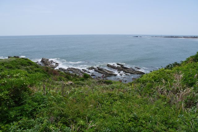 海側は足元の岩場、そして長い水平線。