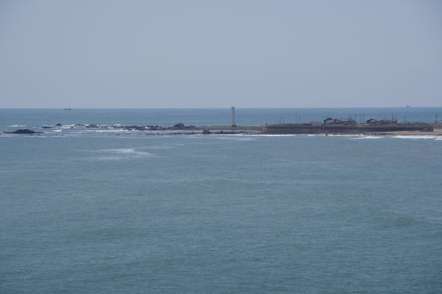 長崎鼻一ノ島照射灯、どこまでも続く海と水平線。