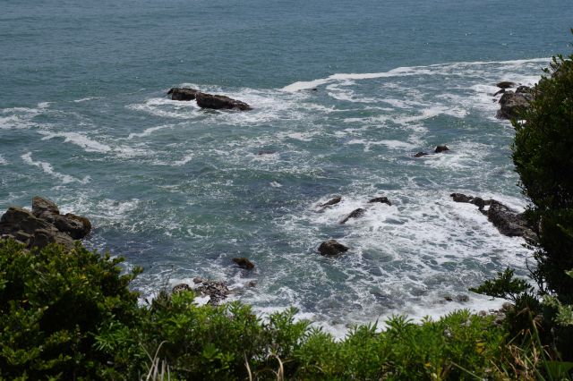 白波が立つ岩礁。