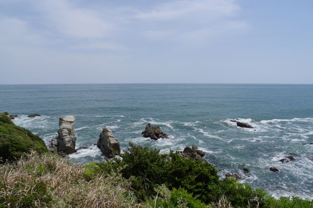 岩場に押し寄せる波と水平線、自然だけの風景。