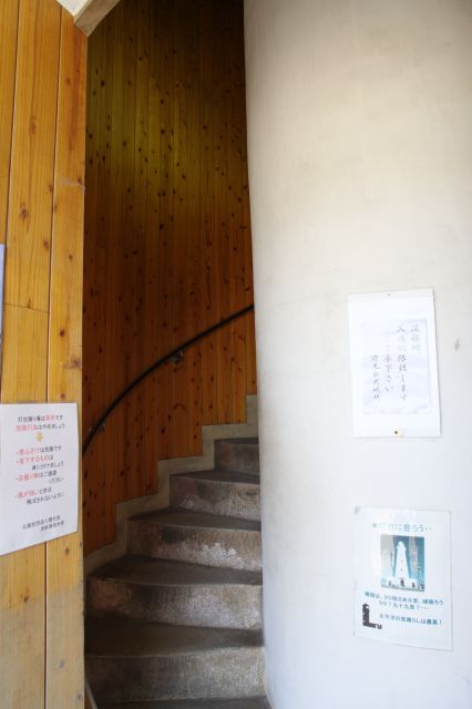 中は狭くて急な99段の螺旋階段、すれ違いも苦労します。