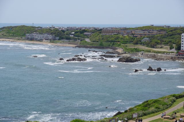 南東側、海岸近くの岩場に押し寄せる白波。