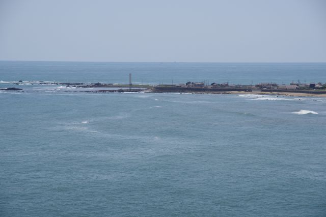 陸地先端部は長崎鼻、岩礁を照らす長崎鼻一ノ島照射灯が立ちます。背後には水平線。
