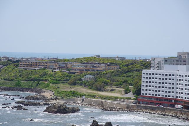 海沿いにはホテル群が建ち並びます。