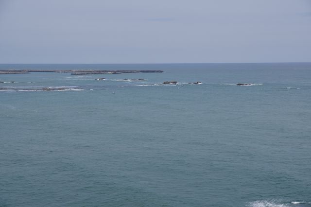 岩場のどれかが海鹿島、奥に防波堤。