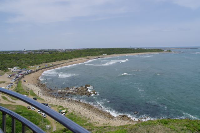 北側には君ヶ浜しおさい公園、緩やかに湾曲した海岸です。