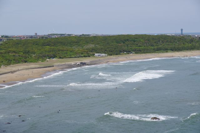 君ヶ浜に押し寄せる波。