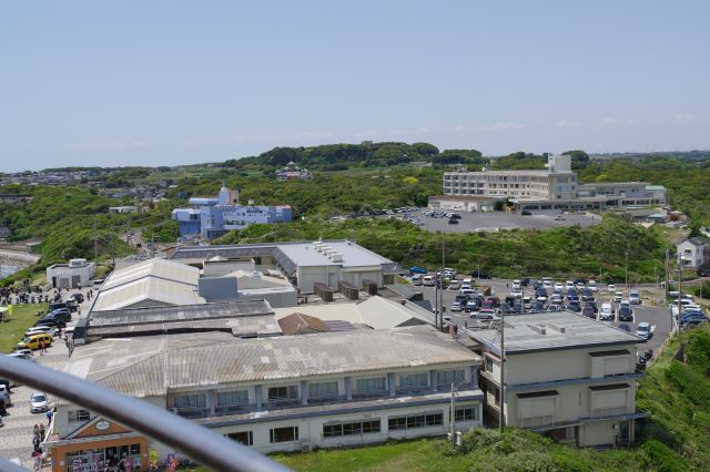 犬吠テラステラス等の建物と地球の丸く見える丘展望館方面。