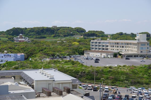 周囲にはホテル群、一番高い所に地球の丸く見える丘展望館。