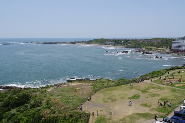 長崎鼻へと続く海岸。