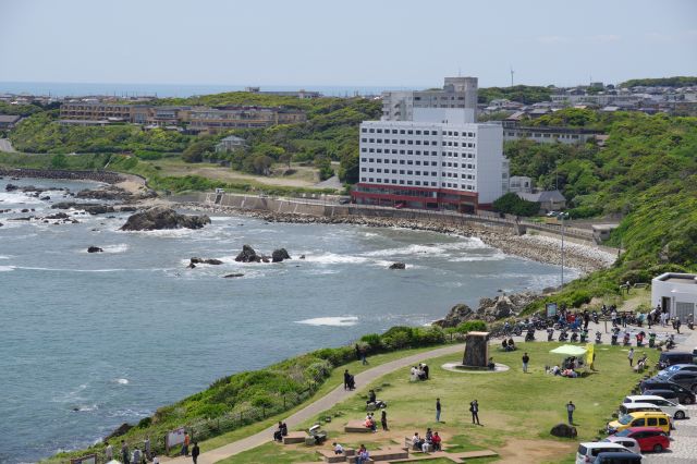 大きなホテルの辺りから水平線が見えます。