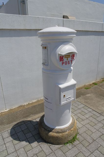 入口脇に白くて丸いポストがあります。