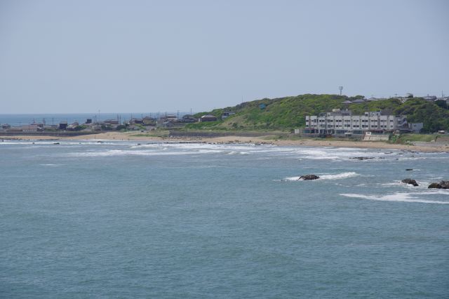 ホテルや白波の海岸や集落など。