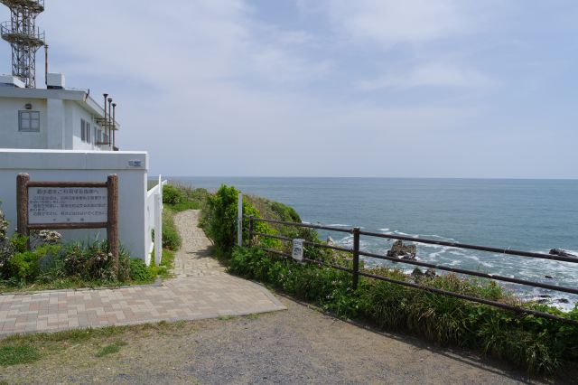 塀で囲われた灯台の周囲の遊歩道を進みます。