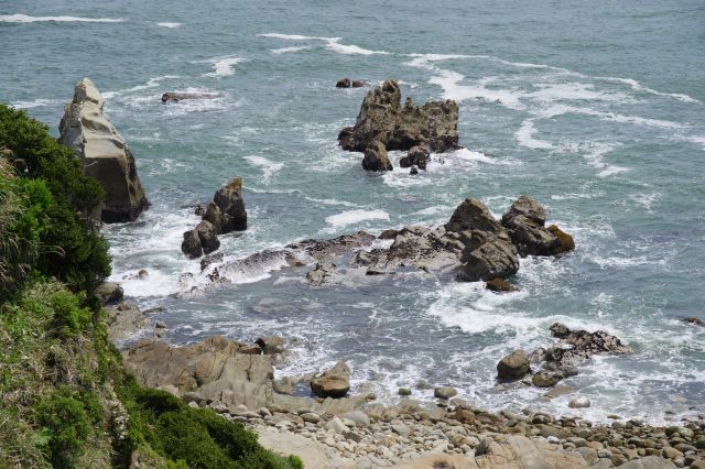 左側に大き目の岩が集まっています。