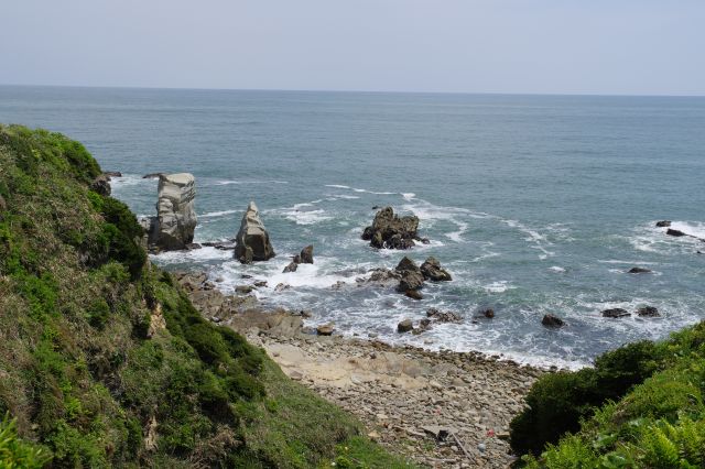 もう少し右に行くと左にさらに大きな力強い岩が現れます。
