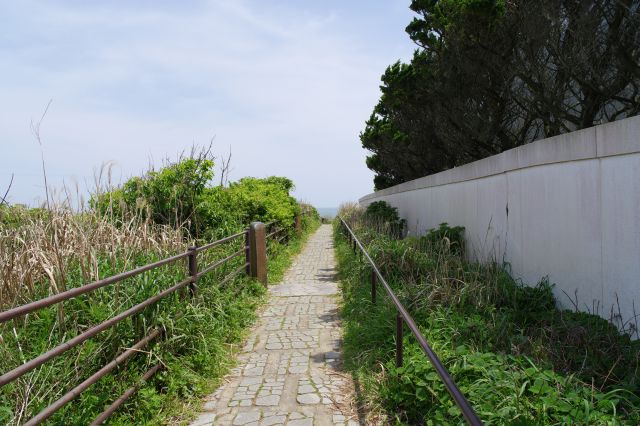 灯台の北側へ(後方)。