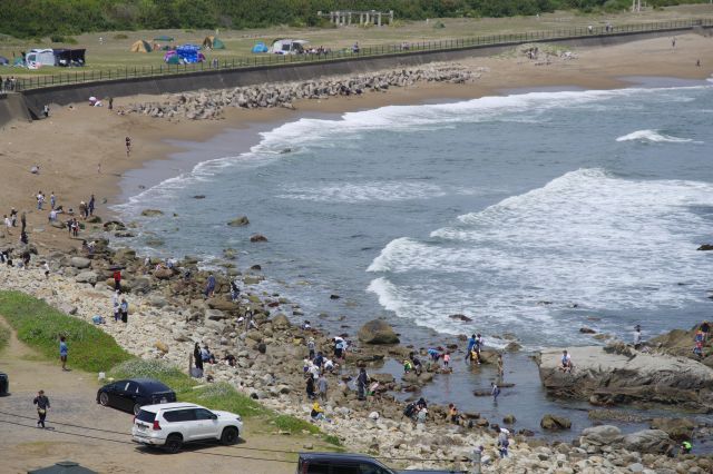 君ヶ浜の海岸に人が集まっています。次は灯台に上ります。