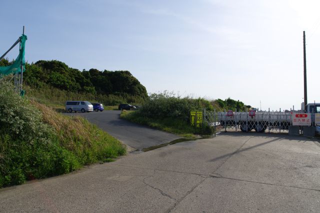 犬岩に向かうと駐車場があります。