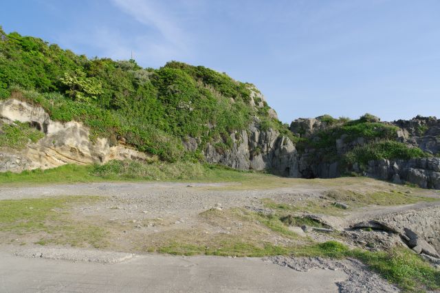 千騎ケ岩のある砂浜とを隔てる岩も同様の地層と思われます。