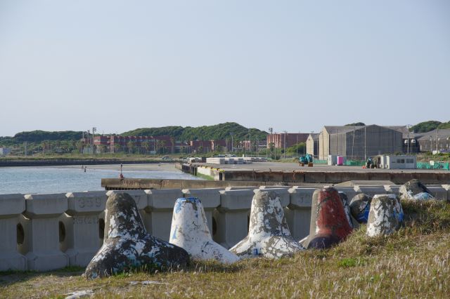 海沿いには犬若港や千葉科学大学があります。