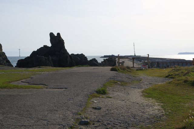 右側には防波堤（立ち入り禁止）。