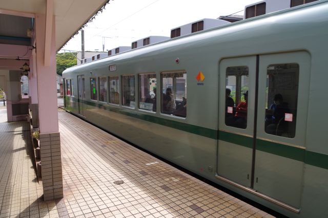 元南海電鉄の車両が出発します。