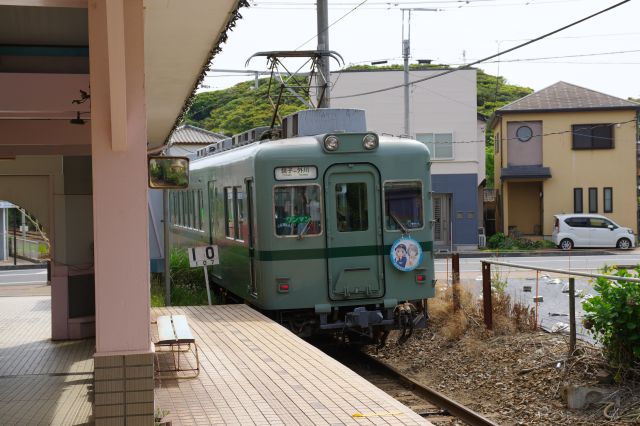 踏切を通り本銚子駅へ進みます。