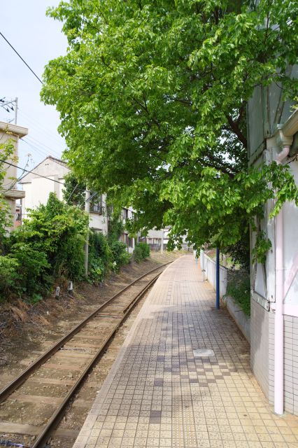 静まり返った駅、ホームはとてもコンパクトです。