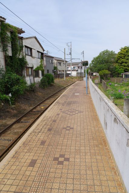 ホーム西側は住宅や畑に挟まれています。