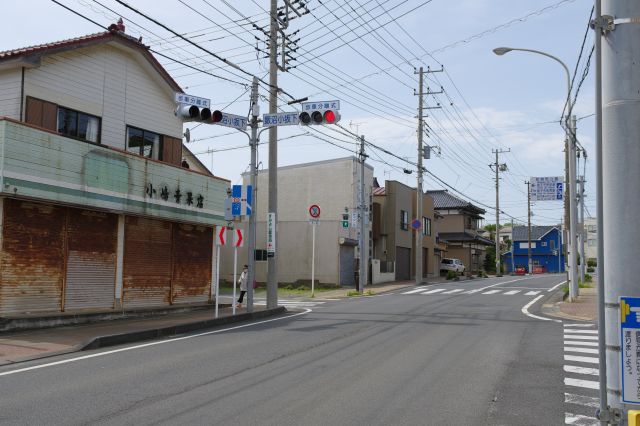 駅前の住宅や商店の道、信号ですぐ止まります。