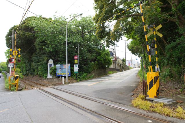 本銚子駅西側の踏切へ。静かですが奥は犬吠方面に続く道で車通りもあります。