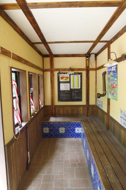 駅舎内へ、レトロな内装で魅力的な待合室です。