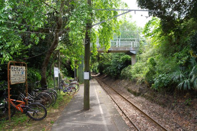 駅の東側はより鬱蒼とした雰囲気、清愛橋があります。