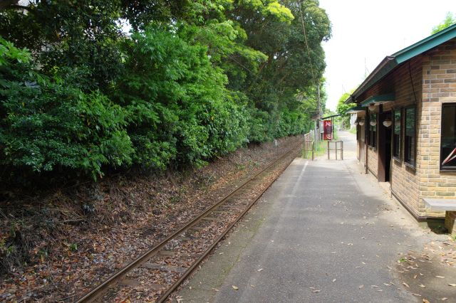 静かな駅で列車が来るのを待ちます。