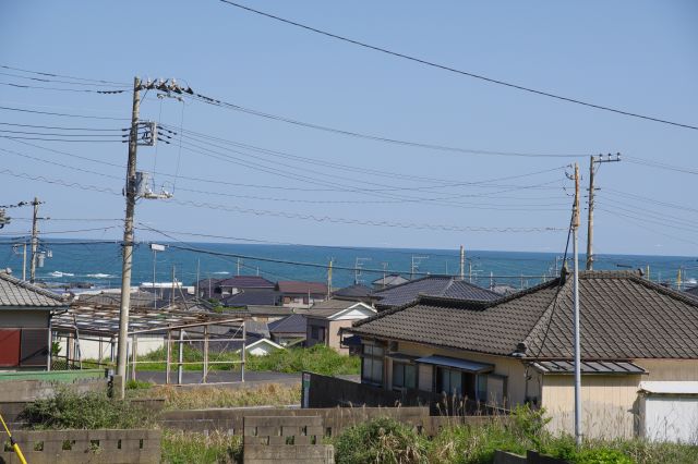 住宅の先に見えるきれいな海と水平線。