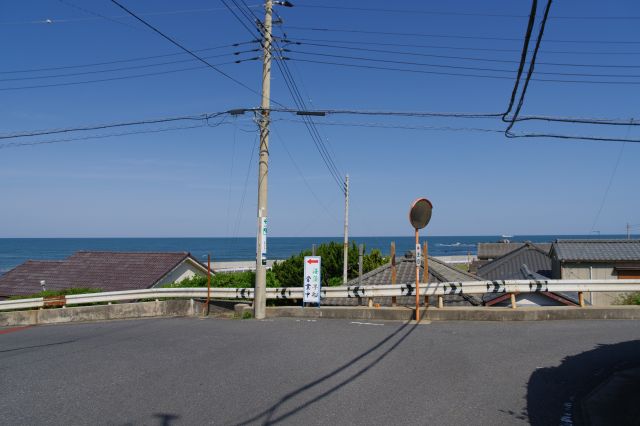 少し下った丁字路で左へ、突き当りの海がきれい。
