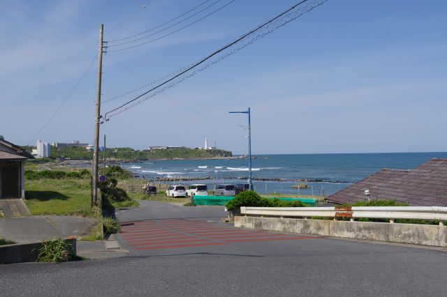 左下はすぐ海で長崎海水浴場があります。