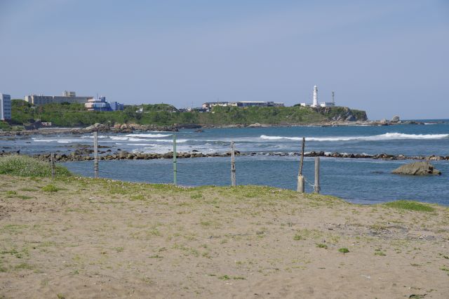 押し寄せる波。犬吠埼は断崖の上にあります。