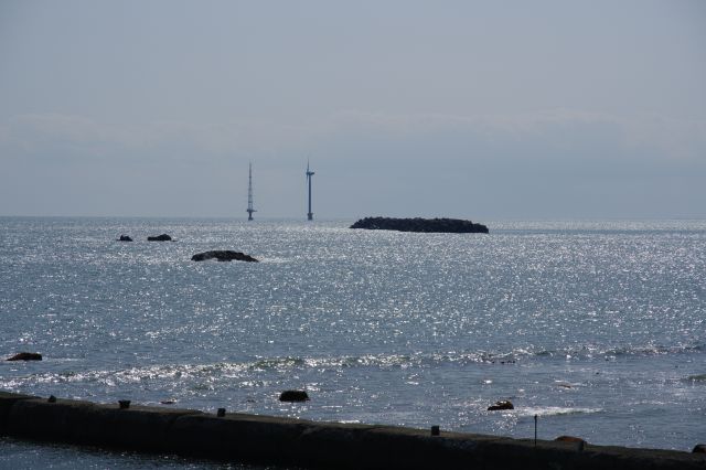 沖合には小さな島々と洋上風力発電所。
