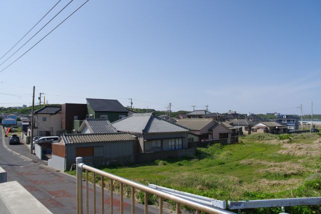 内陸方面は住宅が並ぶ。