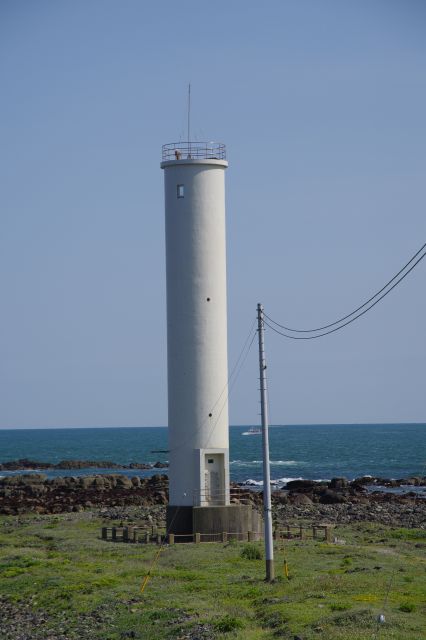 長崎鼻一ノ島照射灯、白い煙突のようなきれいな円筒形の建物。