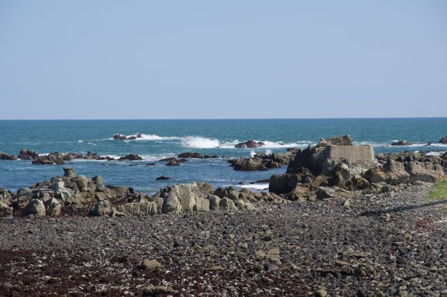 荒涼とした岩場と打ち寄せる白波とまっすぐな水平線。