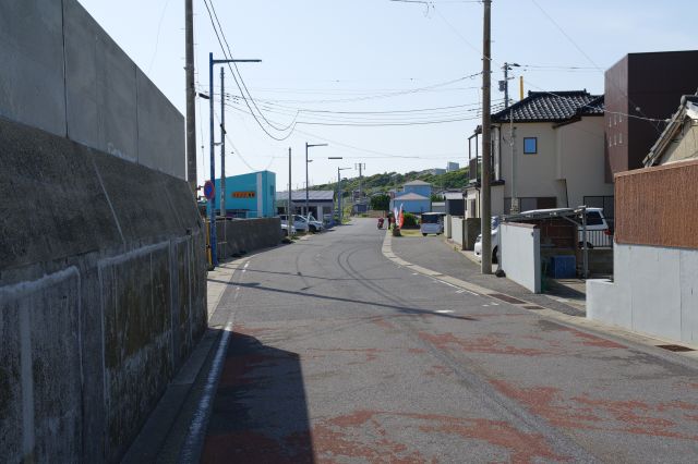 堤防を降りて西側の外川漁港へ向かいます。