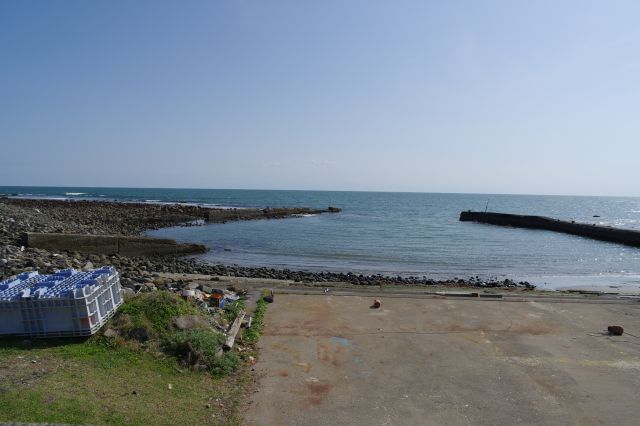 長崎漁港越しの海。